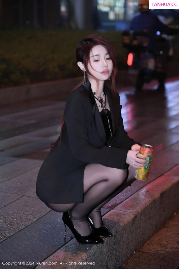 美七Mia  [XiuRen]高清写真图 2024.03.08 No.8199 美七 Mia 黑丝美腿第12张图片